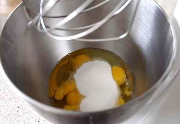 Яйца для бисквита взбиваем на высокой скорости