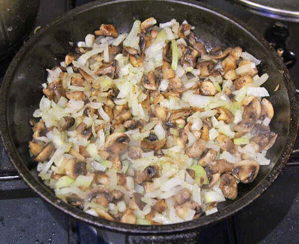 Картошка с грибами в горшочках рецепт