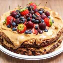 Рецепт шоколадного бисквитного торта с ягодами