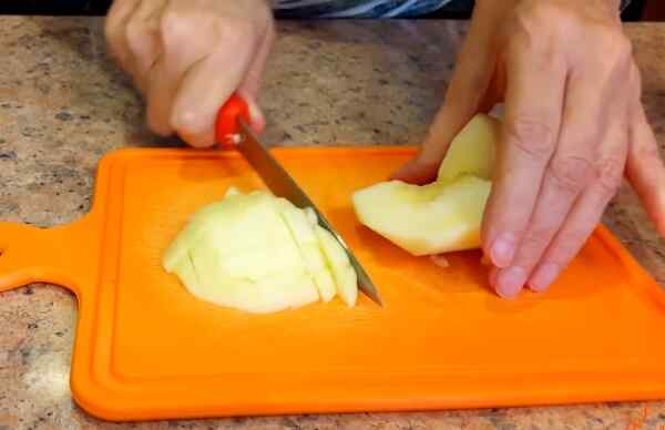Как приготовить оладьи с яблоками