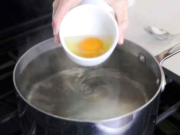 Сколько варить яйца пашот в кипятке