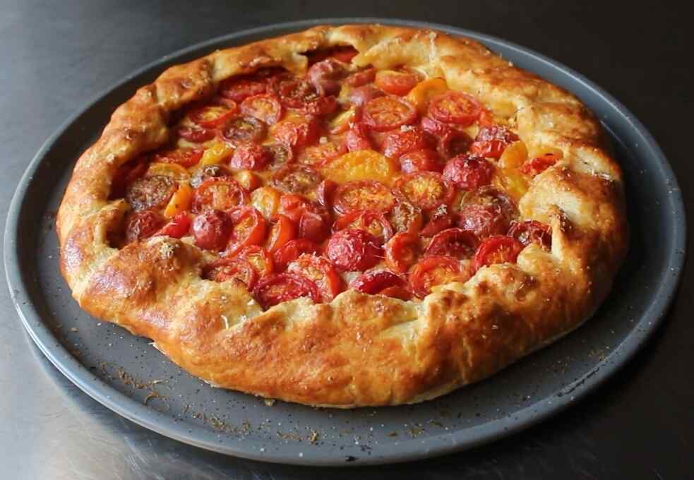 Насыпной пирог с помидорами и сыром