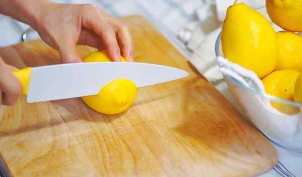 Нарезаем лимонные кружочки