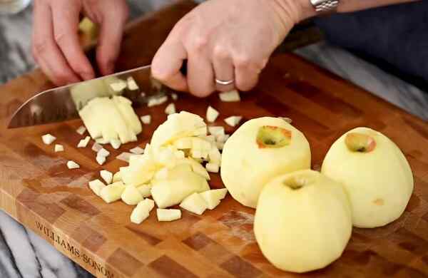 Яблоки нарезаем мелкими кубиками