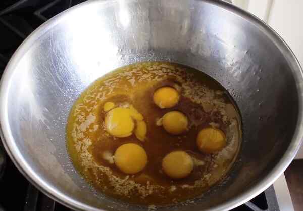 Добавляем в тесто яйца