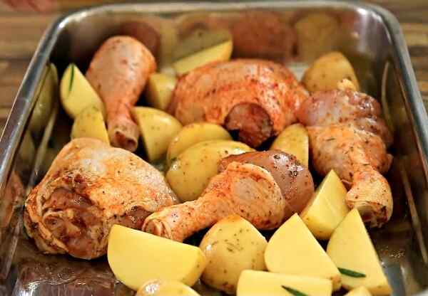 Приготовить куриные ножки в духовке с картошкой