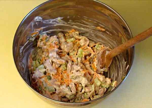 Салат с корейской морковью курицей и фасолью