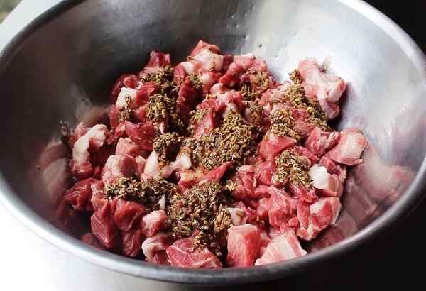 Приготовить домашнюю колбасу из свинины в кишке