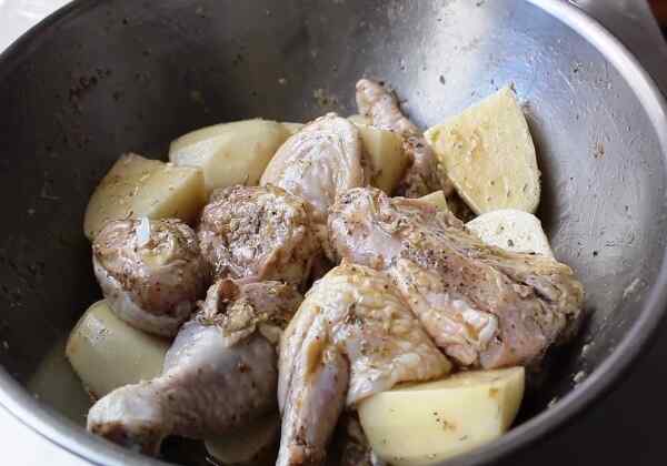Как запечь окорочка с картошкой в духовке