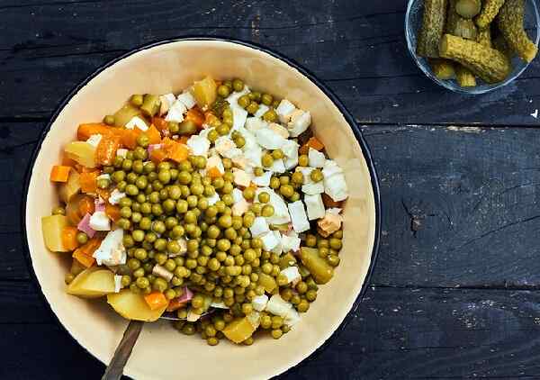 Рецепт салата оливье с колбасой