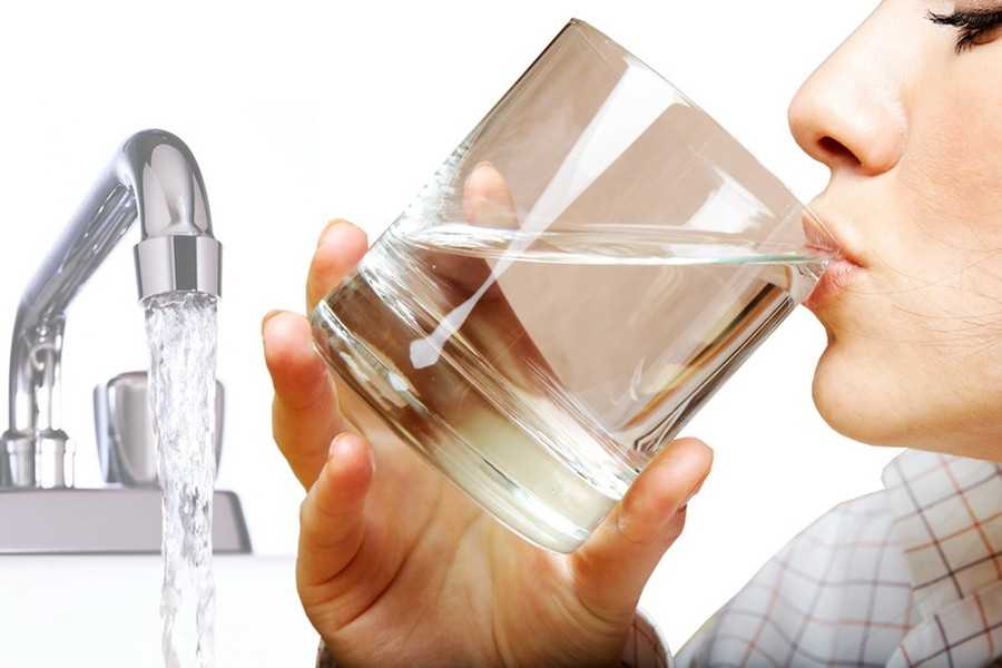 Вода после очистки фильтром: безопасно ли ее пить?